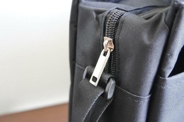 ファスナーはシルバーの金具