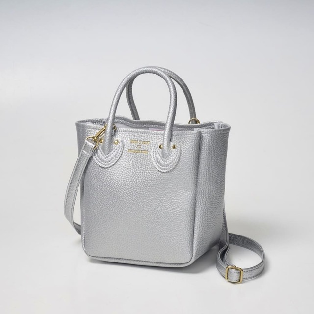 【『YOUNG&OLSEN The DRYGOODS STORE 2WAY SHOULDER BAG BOOK SILVER』（宝島社）】シックで馴染む絶妙なシルバーカラー
