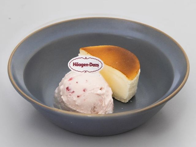 バスクチーズケーキ With ハーゲンダッツ ストロベリー【ニラックスブッフェ「ハーゲンダッツ アイスクリーム 食べ放題」】