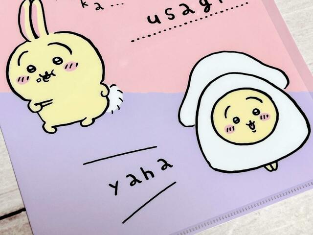 【ちいかわ100円雑貨】イカスーツを着ている姿も、何かを頬張っている姿もかわいいですね!