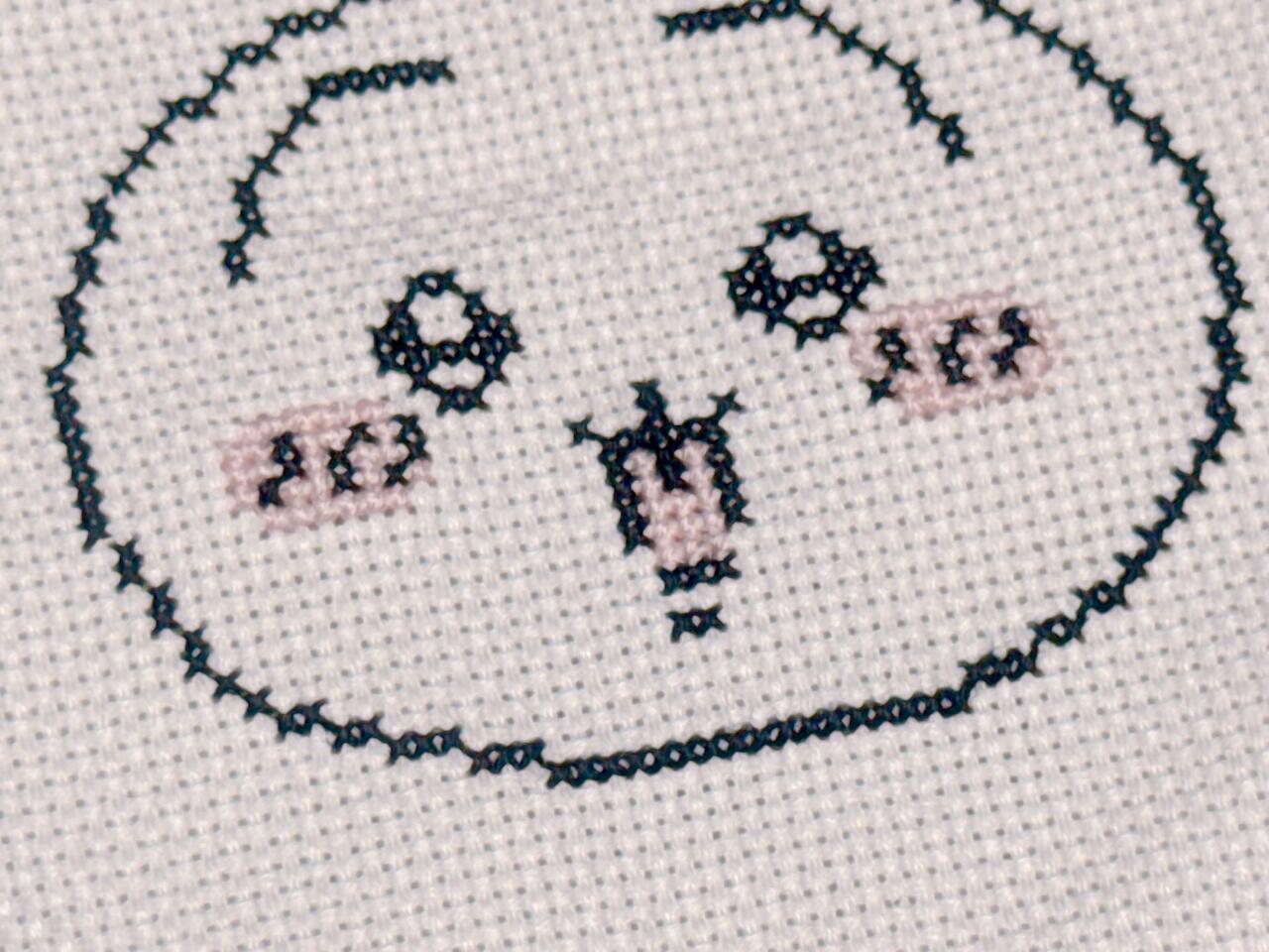 飾れるにゃんこのおヒゲ刺し　刺繍枠　壁掛け　ハチワレ　8cm 飾れるにゃんこのおヒゲ刺し 刺繍枠 壁掛け ハチワレ 8cm