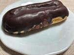 【セブン-イレブン とろけるカスタードエクレア】ビターなチョコがたっぷりかかったエクレア