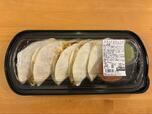 【コストコ チキンケサディーヤ】 コストコで人気のチキンケサディーヤは、柔らかいトルティーヤにチキンとチーズをたっぷり挟んだ商品です♪