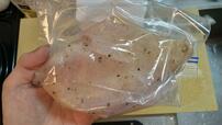 【アイリスオーヤマ　低温調理器ポケットシェフ】味付けした鶏むね肉をチャックが付いている耐熱の密封袋に入れ空気を抜きましょう