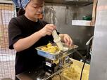 【青木屋】皮をむいたジャガイモを挽き肉を作る機械にかけてつぶしていきます
