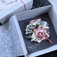 くすみピンクとブルーのコサージュ／Avec ACCESSORY／3,400円