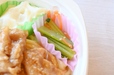 【ライフの冷凍弁当／豚生姜焼き弁当】茶色くなりがちなお弁当に彩りを添える胡麻和え