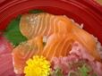 【ロピア 日本橋魚萬 三色丼B】サーモンは脂の乗りが美しく、大葉の緑が彩りのアクセントになっています♪