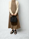 【無印良品 鹿の子編みスリーブレスポロワンピース】カラーは黒、ダークネイビー、スモーキーブラウンがあります