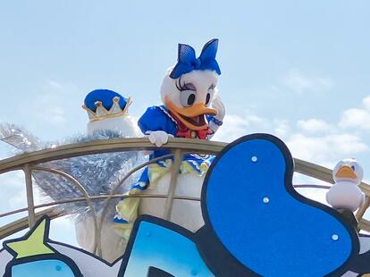 東京ディズニーランドがドナルド一色に! パレードからマンホール