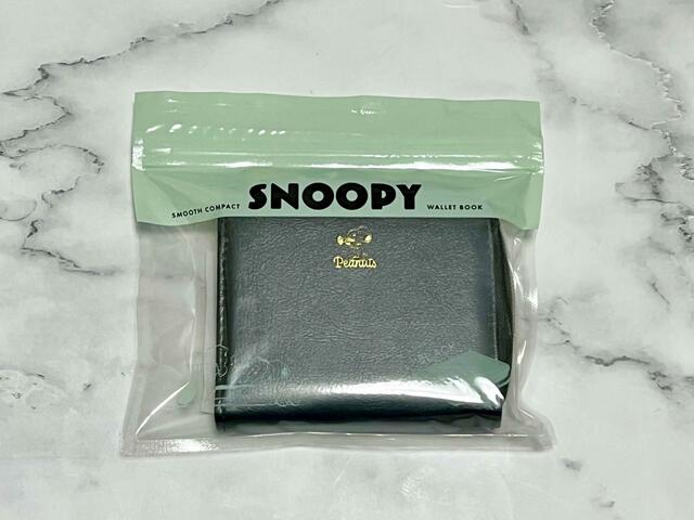 『SNOOPY SMOOTH COMPACT WALLET BOOK BLACK』価格:2,530円(税込)