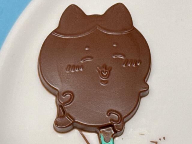 にっこり笑顔でダンスするハチワレ。この笑顔、守りたいほどのかわいさです…！