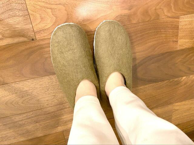 【BEAMS fennica ルームシューズ フェルトスリッパ】お風呂上がりの素足で履くと、長時間ぽかぽかをキープします◎