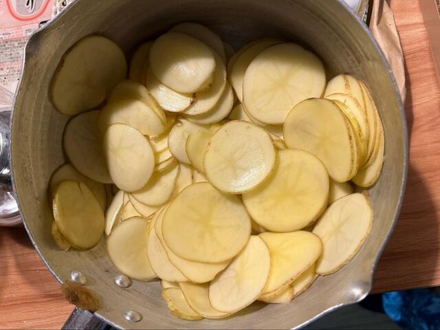 【ニトリ　ノンオイルフライヤー　ポテトチップス】薄くスライスして水にさらしました