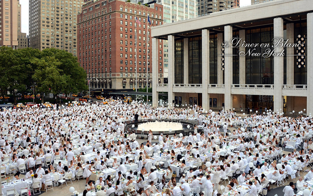 超優雅な“白”で統一されたパーティー「ディネ・アン・ブラン」