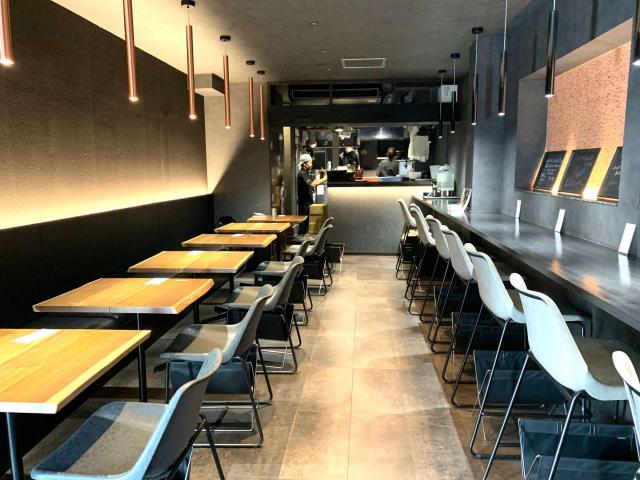 「サーモンnoodle3.0」店内の入り口から奥