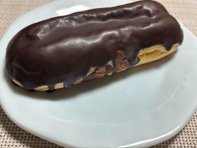 【セブン-イレブン とろけるカスタードエクレア】ビターなチョコがたっぷりかかったエクレア