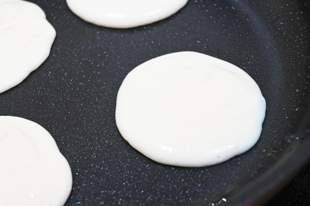 【おもちアレンジ・どらやき】大さじ1ほどの生地を焼きます