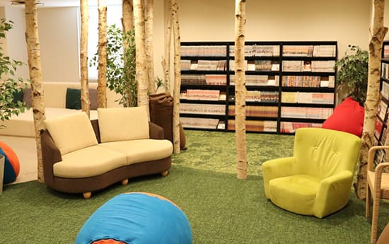 漫画や雑誌が並ぶ癒し空間「ヴィヒタズフォレスト」：天然温泉 なごみの湯（東京都）