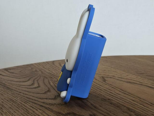 【studio CLIP　モバイルバッテリー[Dick Brunaコラボ]】本体は自立するため、テーブルの上では置物のように使えます。おでかけ先でも注目を集めるかわいさ♪