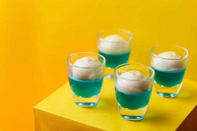 「青空ゼリー」＜期間：2025年9月5日〜11月30日＞【70年代風のハローキティ＆ハローミミィが主役♪「ハローキティのわくわくスイーツパーティー」京都センチュリーホテルで開催】