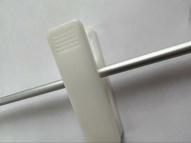 【ダイソー スカート＆スラックスアルミハンガー（２段クリップ付】白くて大きめのクリップ