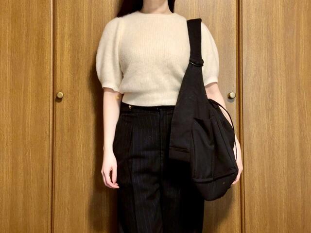 普段使いの際の少量の荷物を入れて肩がけにして持ってみました