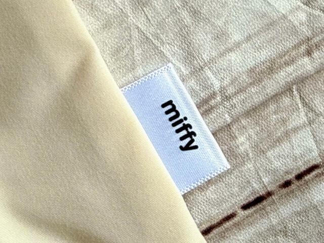 右下部には「miffy」のロゴタグ付き