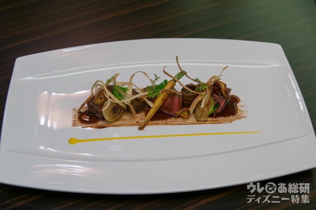 軽く燻した和牛テンダーロインのグリル 牛蒡で巻いた牛テールのブレゼと八丁味噌ソース|“クリスマス・ファンタジー”ディナーコース ユールタイド 15,430円|東京ディズニーランドホテル「カンナ」