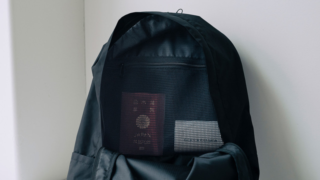 【DEAN ＆ DELUCA バックパック ブラック】ポケットは外側に2箇所、内側にファスナー付きメッシュポケットが1箇所。荷物の出し入れや整理もスムーズ♪