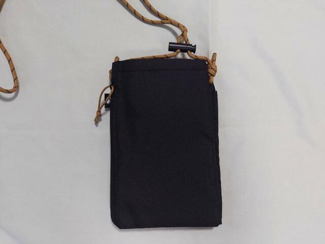 裏面はシンプルな無地×後部ポケットあり