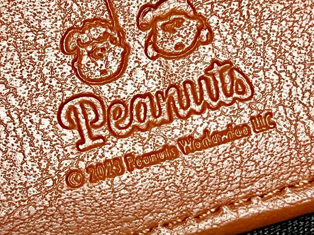 PEANUTSのロゴも型押しされています♪