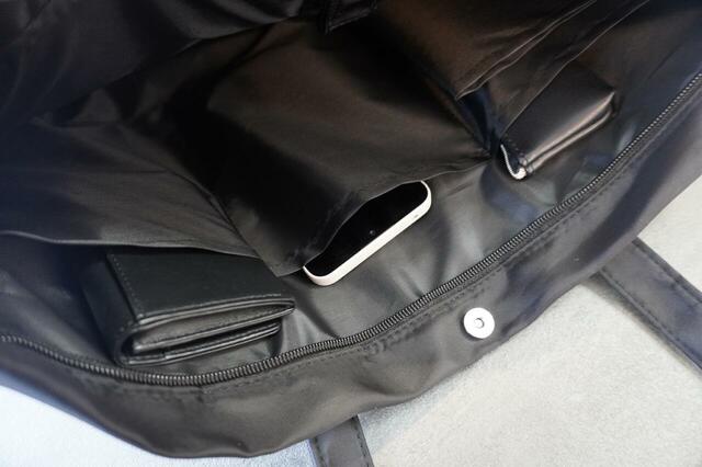 スマホやモバイルバッテリー、名刺入れなどを入れても〇