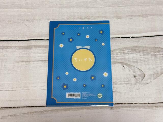 背面もかわいいデザイン入りです『ちいかわ』×100円ショップ新作グッズ第8弾「ちいかわ A5見開きファイル 6」