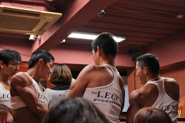 身体の厚みを強調する『サイドチェスト』からの……