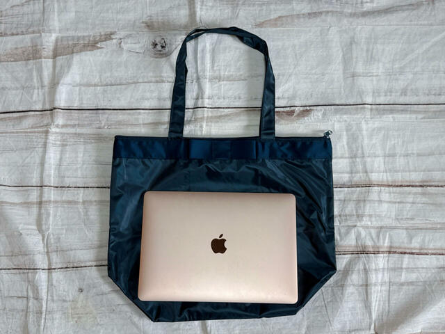 13インチのMacBook Airもラクラク収納できる大きさ