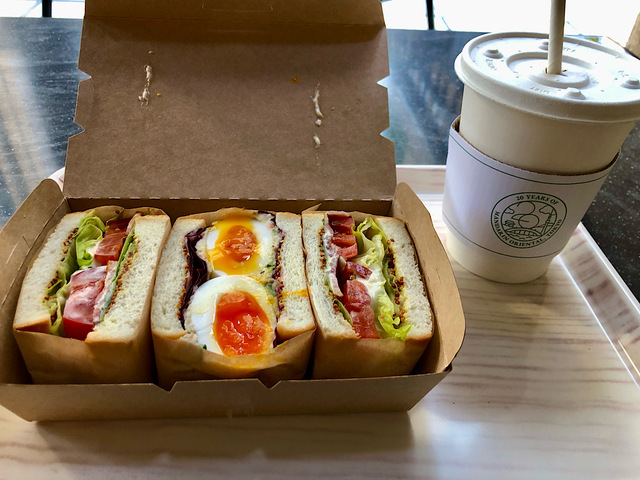 【マンダリン オリエンタル 東京　モーニングCセット（ベーコン レタス トマトのサンドイッチと半熟卵のサンドイッチ）】とろりととろけた半熟卵が美味しそう