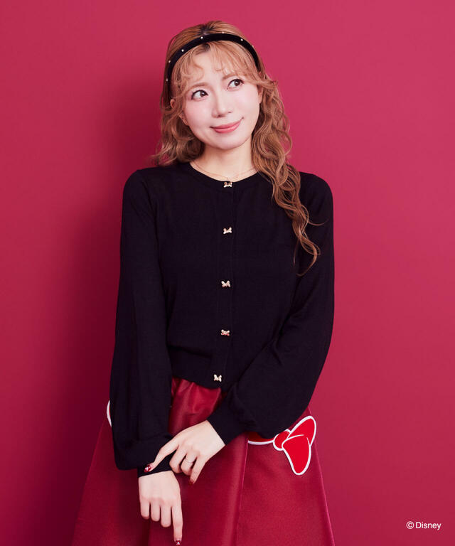 リボンボタンUVカーディガン ¥11,500|Areeam ディズニーコレクション「ミニーマウス」
