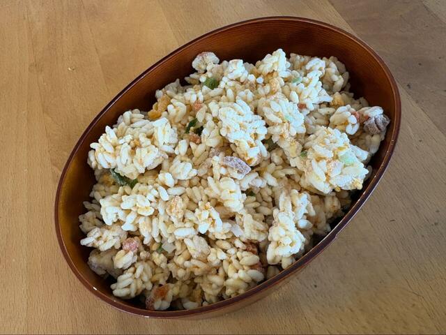 【ロピア どデカ盛り炒飯】凍ったままお弁当箱に詰めると、彩りよく仕上がりました♪
