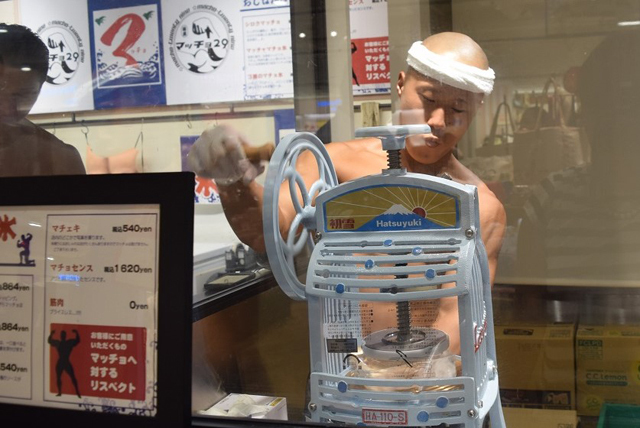 「全力でかき氷つくります！」イケメンマッチョのあつ～いフォトギャラリー