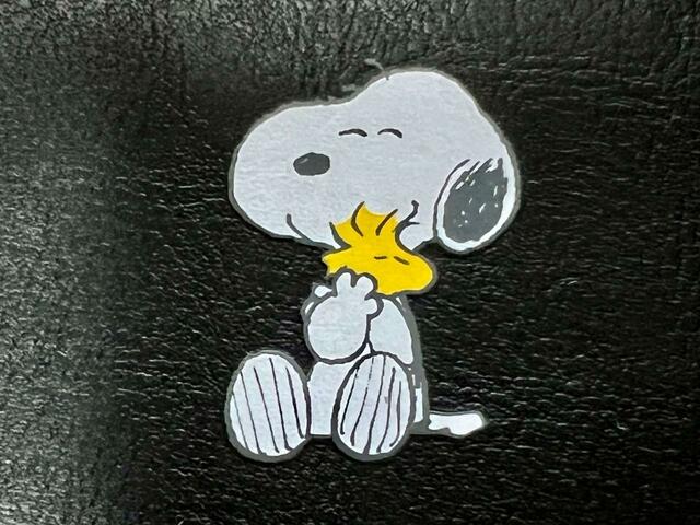 にっこり笑顔でウッドストックをハグするスヌーピー。癒されます！