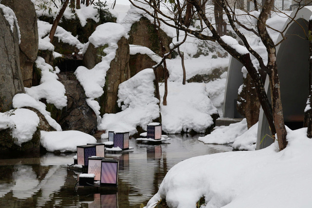 【界 津軽】かまくら露天風呂から見えるこぎん灯籠