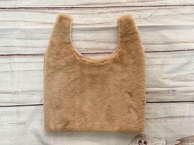 バックはシンプルな無地