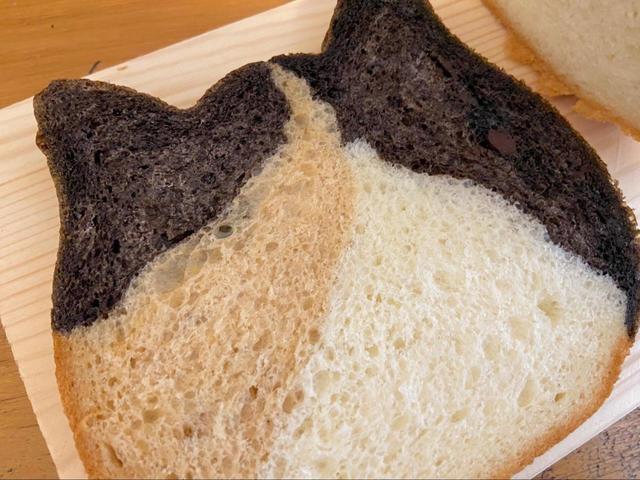 【ねこねこ食パン 三毛猫】まさに三毛猫の見た目