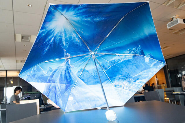 エルサ 折りたたみ傘 晴雨兼用 ポーチ入り SHINY DAY 3,500円