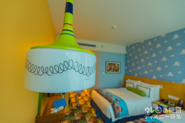 裏側に回るとスリンキーの頭とお尻が見えるペンダントライト。