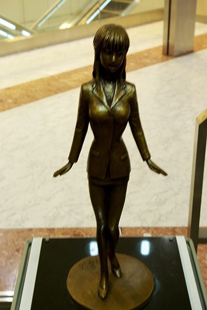 駅前の亀有地区センター内にある麗子像