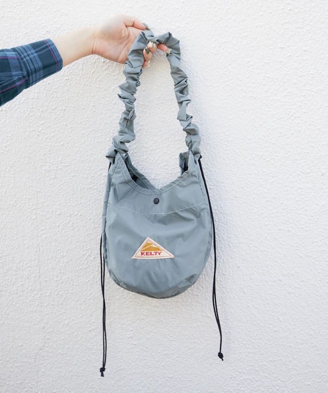 【KELTY×FREAK'S STORE「別注 SHRINK CURVE SHOULDER」¥6,600】軽くて丈夫なコーデュラナイロンを使用したミニショルダー