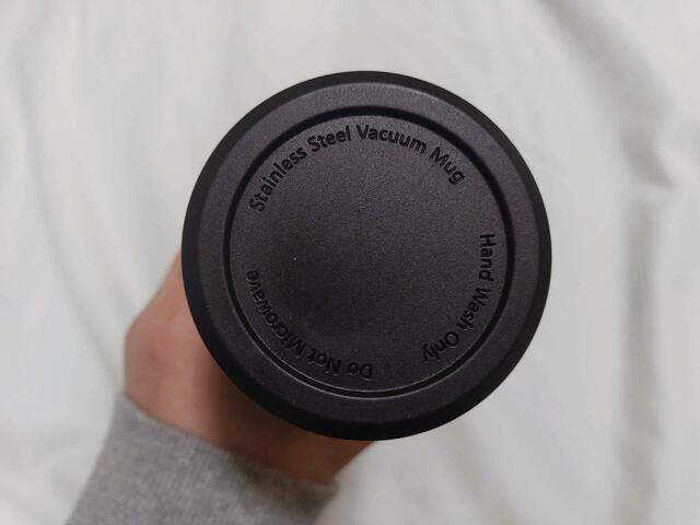 保冷ボトルの底は、クールなブラック