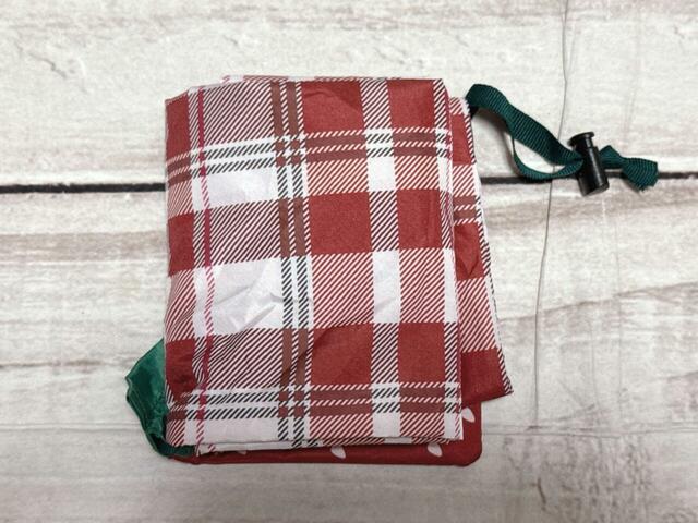 左側から三等分に折りたたみます